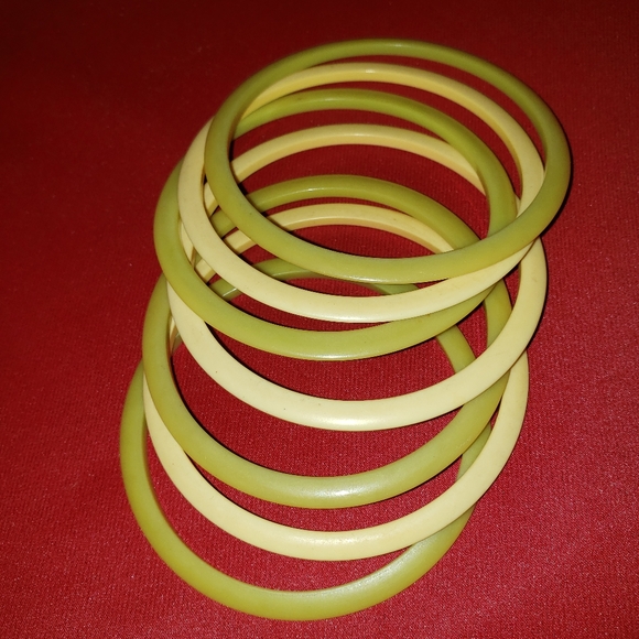 Vintage 7 piece set of bangle bracelets. - Picture 1 of 2